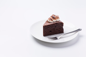 皿に盛られたケーキ ガトーショコラ 白背景