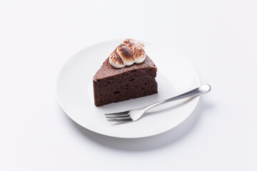 皿に盛られたケーキ ガトーショコラ 白背景