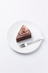 皿に盛られたケーキ ガトーショコラ 白背景