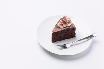 皿に盛られたケーキ ガトーショコラ 白背景