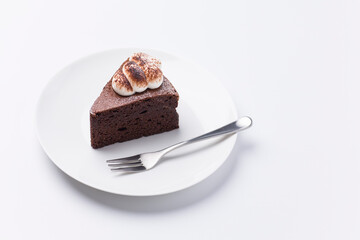 皿に盛られたケーキ ガトーショコラ 白背景