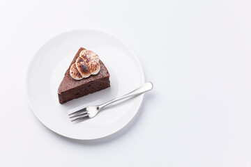 皿に盛られたケーキ ガトーショコラ 白背景