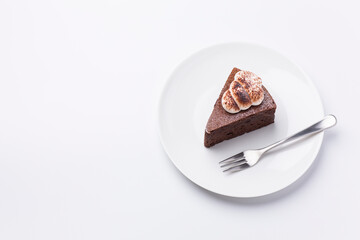 皿に盛られたケーキ ガトーショコラ 白背景
