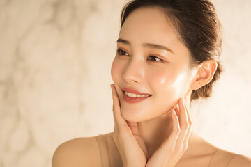 頬に手を当てる美肌の日本人女性