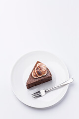 皿に盛られたケーキ ガトーショコラ 白背景