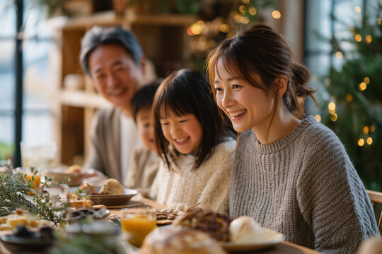 クリスマスパーティーを楽しむ日本人の家族