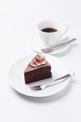皿に盛られたケーキとコーヒー ガトーショコラ 白背景
