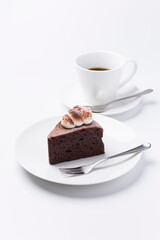 皿に盛られたケーキとコーヒー ガトーショコラ 白背景