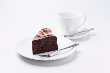 皿に盛られたケーキとコーヒー ガトーショコラ 白背景