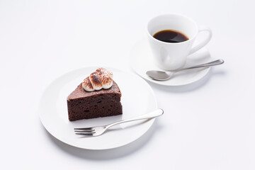 皿に盛られたケーキとコーヒー ガトーショコラ 白背景