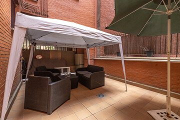 Obraz premium Small urban terrace with a folding table, stackable chairs, and low-maintenance planters for small spaces