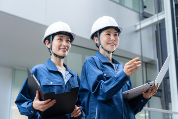 ビルメンテナンスする女性エンジニア　撮影協力:スカパー東京メディアセンター