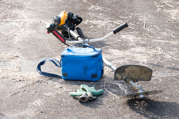 農道に置いた草刈り機