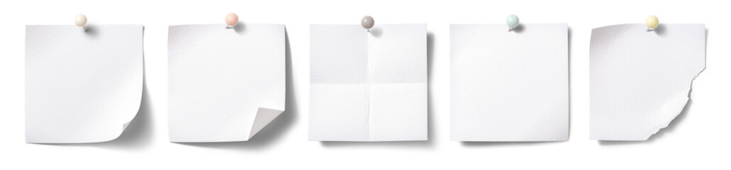 カラフルなピンで留められた、質感のある正方形の白いカード