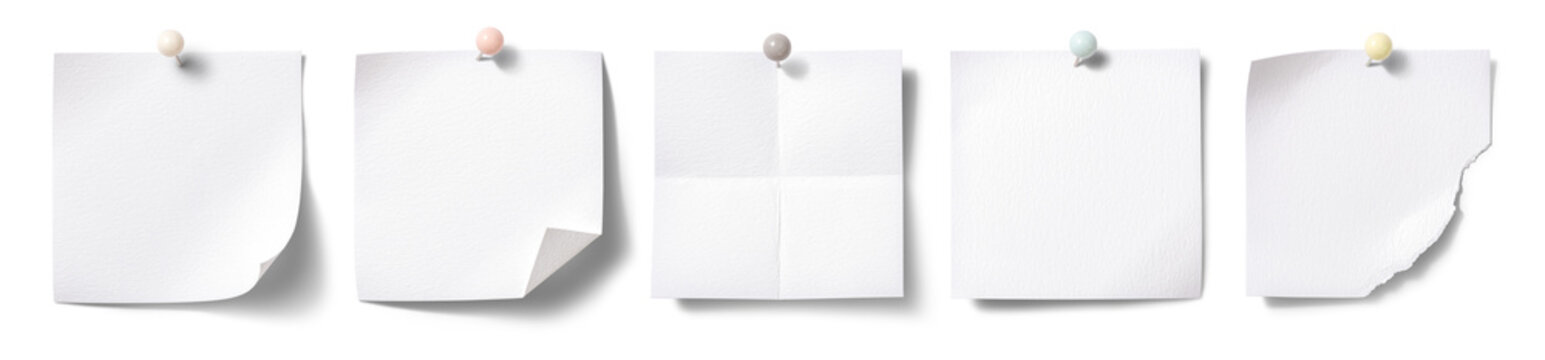 カラフルなピンで留められた、質感のある正方形の白いカード