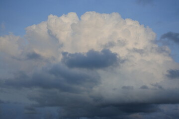 Obraz premium A full view of white cloud with blue sky background at the beach.