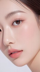 透き通るような美肌と長いまつげが印象的な女性の横顔