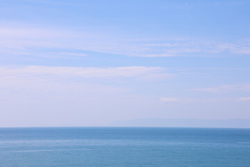 Obraz premium Calm Seascape Horizon with Blue Ocean and Pale Sky Background and Copy Space