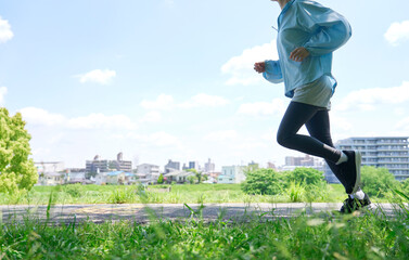 Naklejka premium 屋外でランニングする40代女性 顔無し