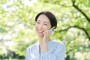 屋外でスマートフォンで電話する女性