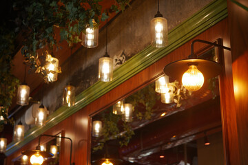 Fototapeta premium Decorative lighting enhances cozy cafe atmosphere at night