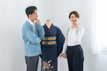 着物を女性が彼氏にねだっているシーン