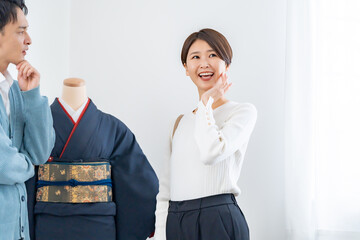 着物を女性が彼氏にねだっているシーン