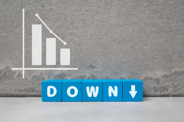 下落トレンドとDOWNブロックの暗い見通しのイメージ。