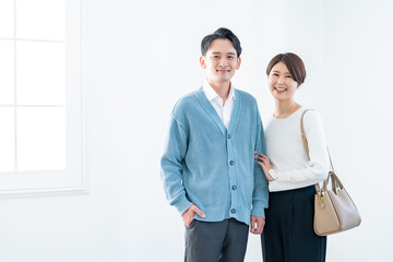 室内で微笑む彼氏と彼女の爽やかな人物写真