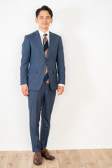 スーツ姿の日本人男性ビジネスマン・全身ポートレート
