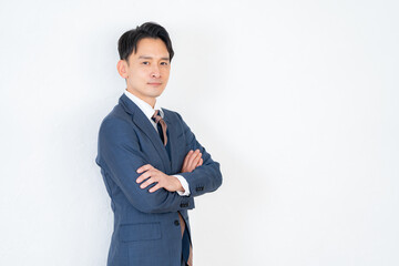 採用・リクルートサイト向けスーツ男性イメージ