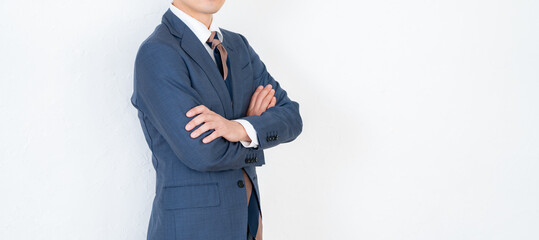 採用・リクルートサイト向けスーツ男性イメージ