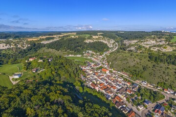 Sonniger Spätsommertag über Mörnsheim im idyllischen Gailachtal im oberbayerichen Kreis Eichstätt