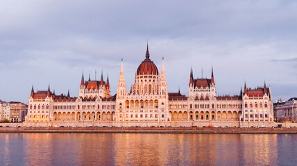 Fototapeta premium Budapest Parliament building at twilight, reflecting in the Danube River.