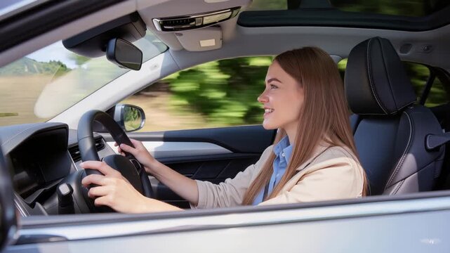 Jeune femme concentr&eacute;e au volant d&rsquo;une voiture moderne en pleine journ&eacute;e, traversant un paysage verdoyant flou qui sugg&egrave;re le mouvement