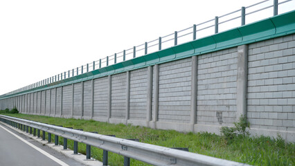 Obraz premium Highway noise barrier with green top enhances community living near urban infrastructure projects serene transport