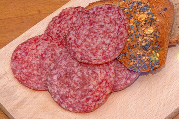 Salami und Vollkorn-Brötchen
