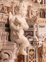 Obraz premium SALERNO, ITALY - OCTOBER 6, 2025: The detail of baroque main altar of church Chiesa di San Giorgio by Pietro and Bartolomeo Ghetti from 17. cent.