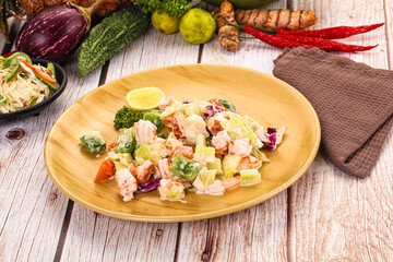 Salad with prawn and vegetables