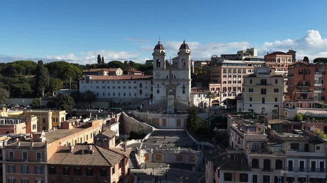 Vista Aerea della Scalinata di Trinit&agrave; dei Monti a Roma.
Trinit&agrave; dei Monti, meta turistica di viaggiatori e visitatori da tutto il mondo.