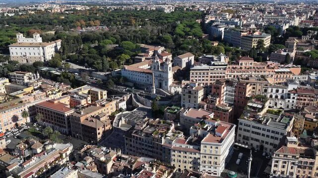 Vista Aerea della Scalinata di Trinit&agrave; dei Monti a Roma.
Trinit&agrave; dei Monti, meta turistica di viaggiatori e visitatori da tutto il mondo.