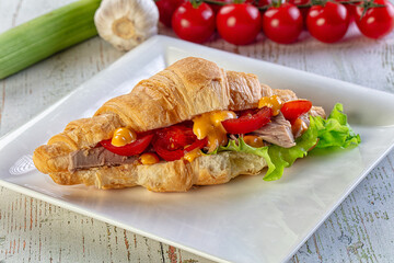 Croissant with tuna, tomato and salad