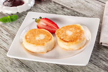 Cottage cheese pancakes - Syrniki for breakfast