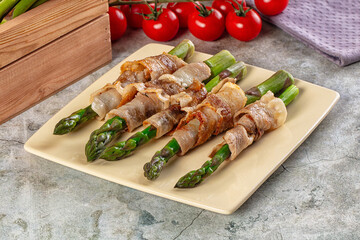 Boiled asparagus with roasted bacon