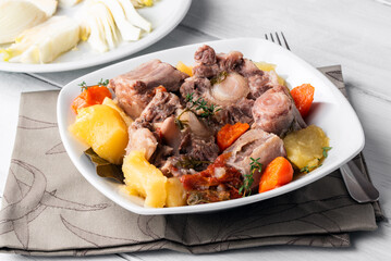 Bollito di coda di manzo con verdure, cibo italiano 