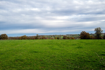 vue d'un paysage avec un ciel nuageux dans le centre de la France en Europe