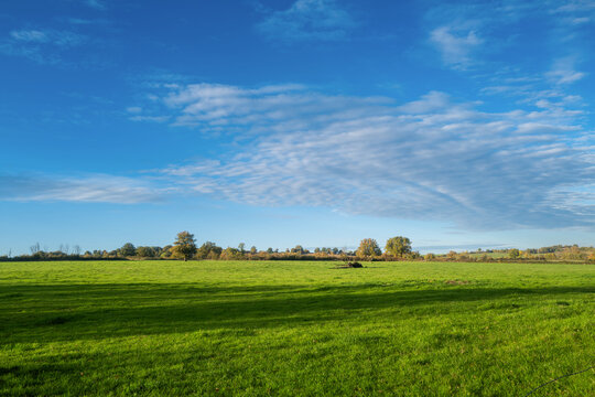 vue d'un paysage avec un ciel nuageux dans le centre de la France en Europe
