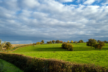 vue d'un paysage avec un ciel nuageux dans le centre de la France en Europe