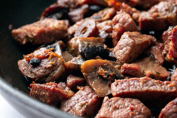 Stufato di carne di maiale e funghi 