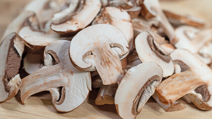 Braune Champignons in einer Nahaufnahme
